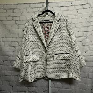 SKIES ARE BLUE - White Blazer with Black Trim